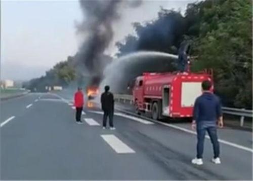 国产消防车救火视频集锦,国产消防车英勇救火瞬间集锦